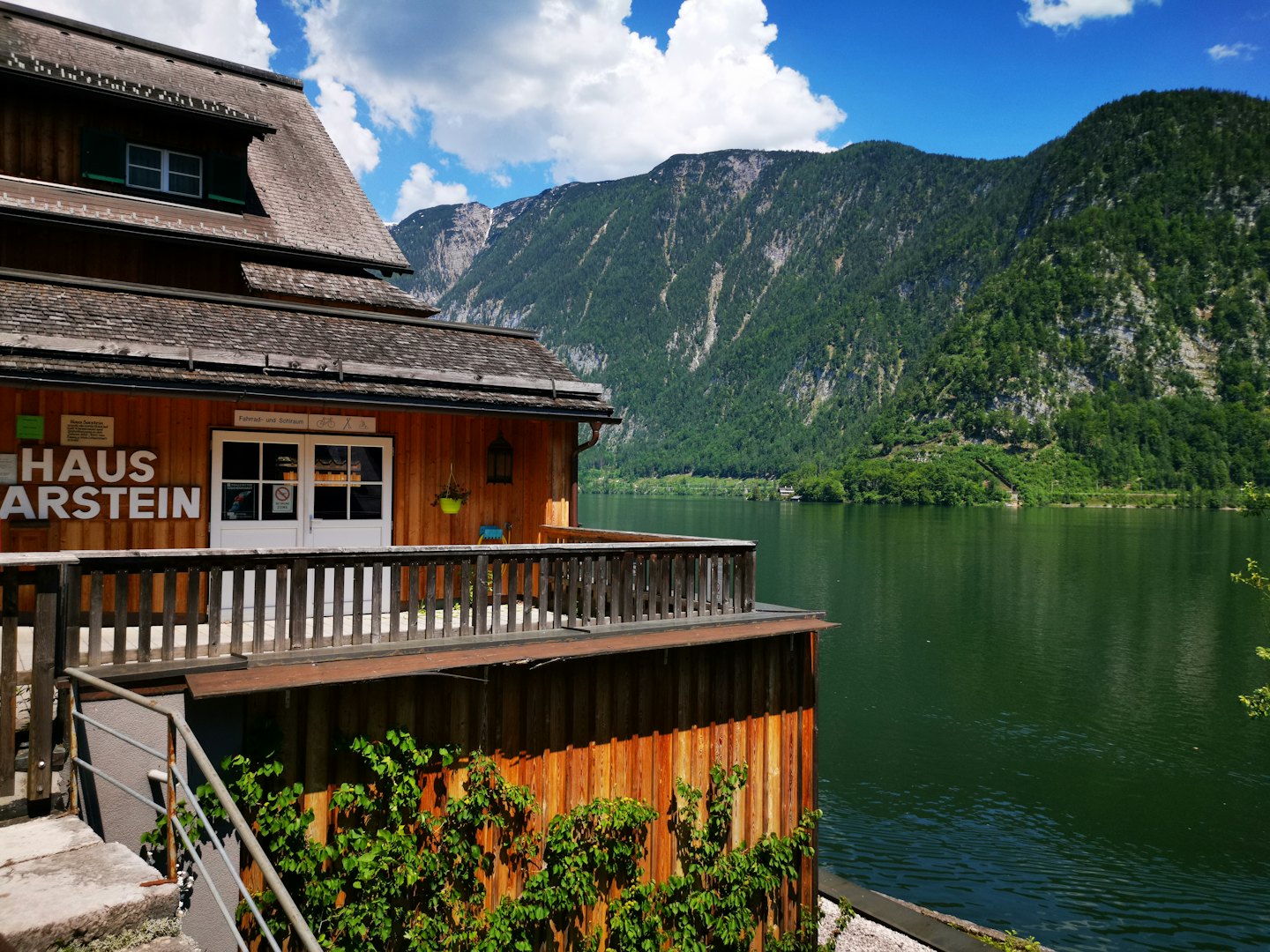 Holzhaus am See mit Bergblick.